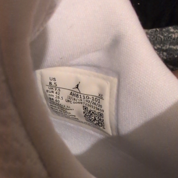 Jordan Athletic Shoes Red and White - Picture 7 of 8